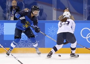 GANGNEUNG, SOUTH KOREA - FEBRUARY 11: Finland's Susanna Tapani #77 gets the puck past USA's Sidney Morin #23 during preliminary round action the PyeongChang 2018 Olympic Winter Games. (Photo by Andre Ringuette/HHOF-IIHF Images)

