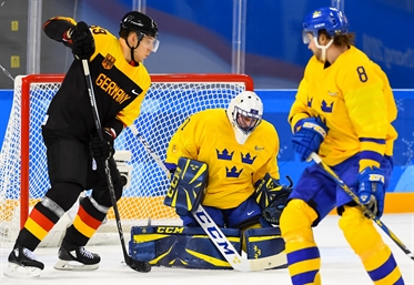 Enroth shuts out Germans